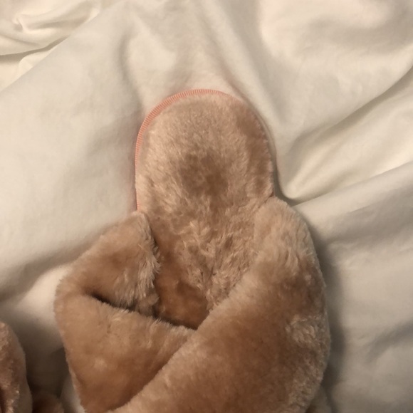 Pink fuzzy slippers - Picture 4 of 4